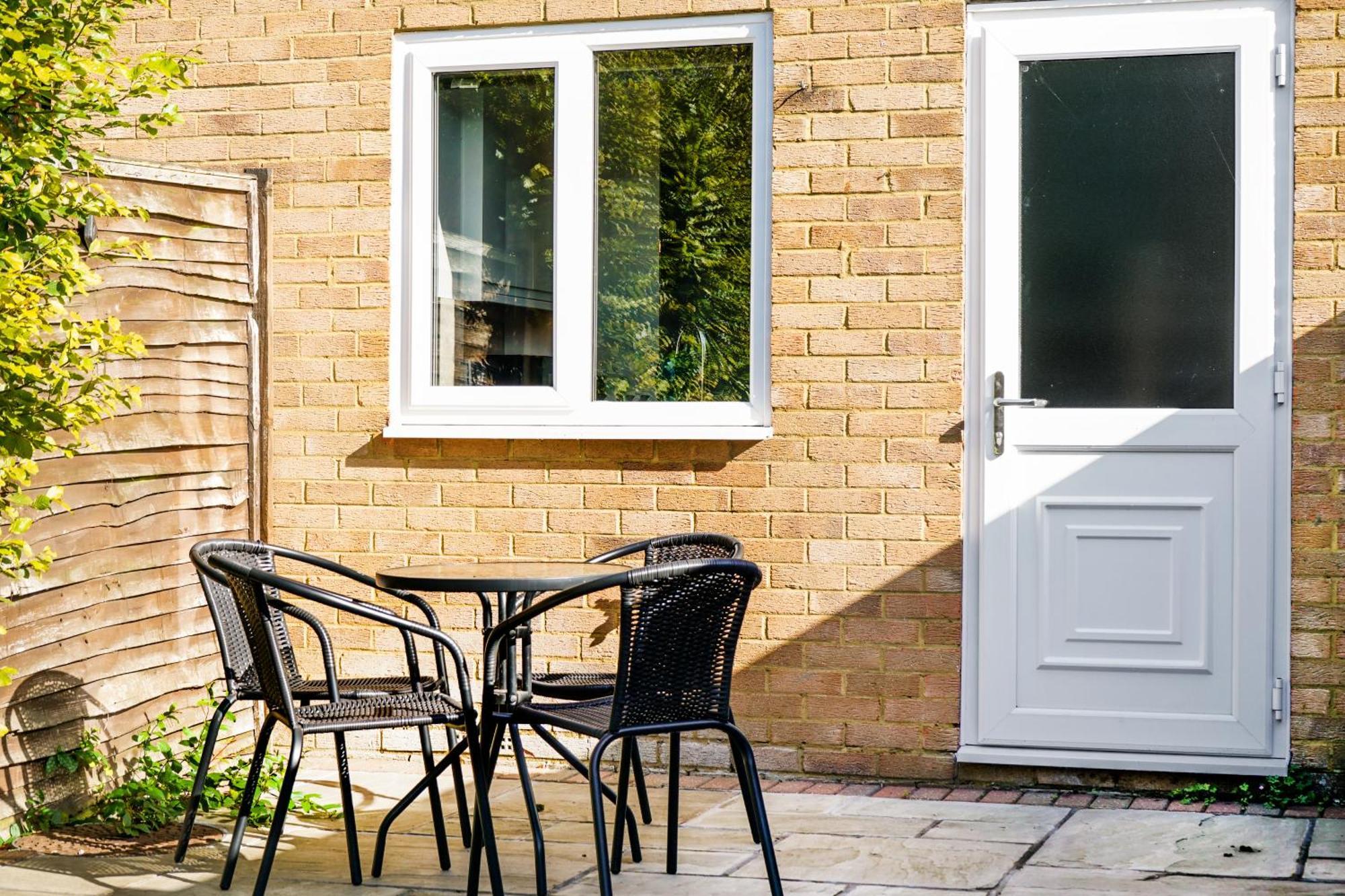 Cosy Corner In Aylesbury Near Stoke Mandeville Hospital & Town Centre With Private Parking Exterior foto